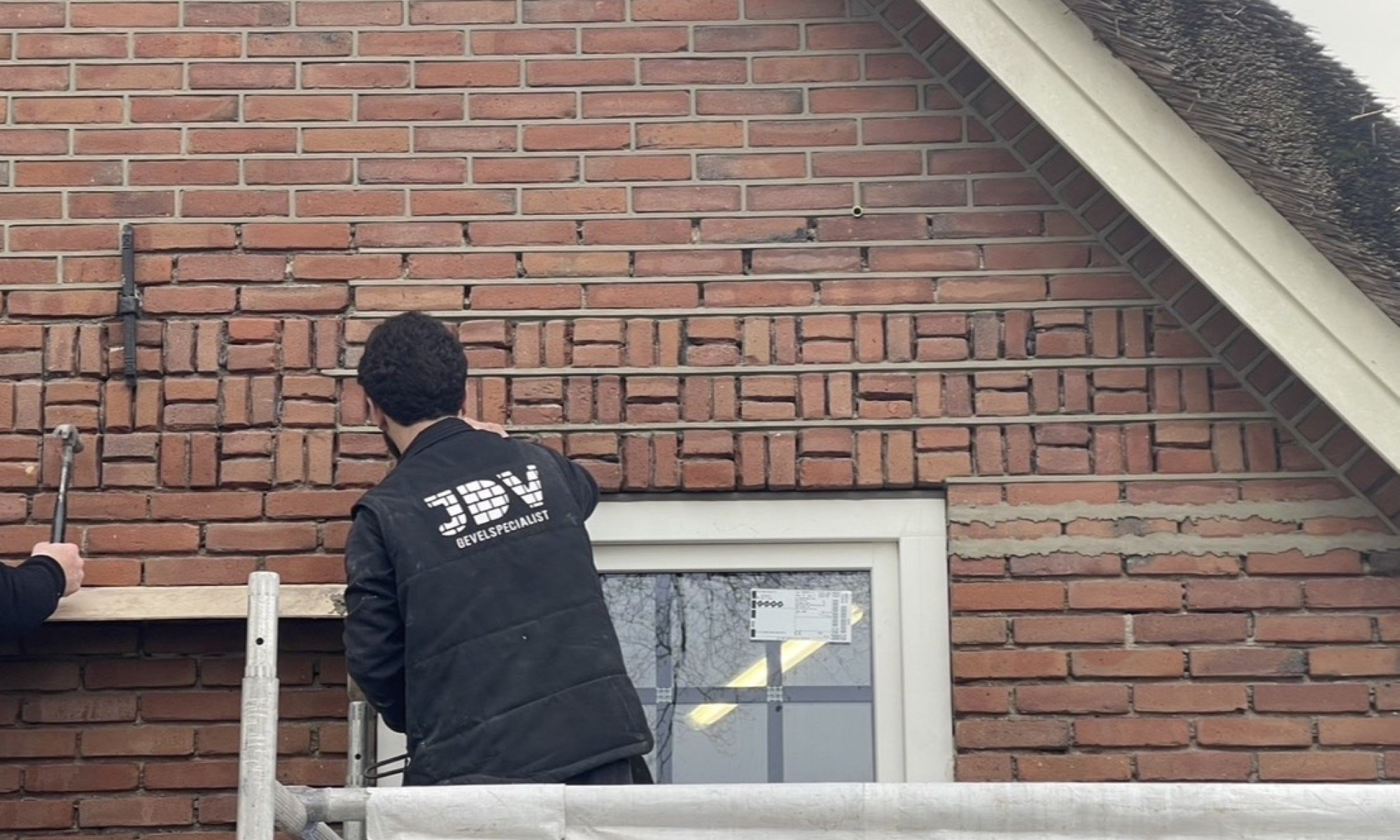 Gaajik Khachik aan het werk op een gevel